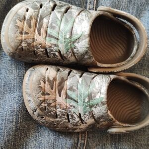 Skechers Kids Clog Sandals in Brown, Green & Gray Leaf Print